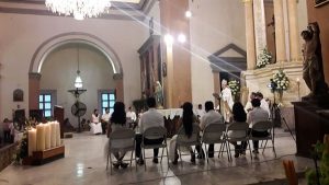 Obispo lava los pies a 12 jóvenes en Catedral de Veracruz