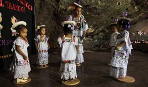 Niñas y niños yucatecos celebran sus raíces mayas