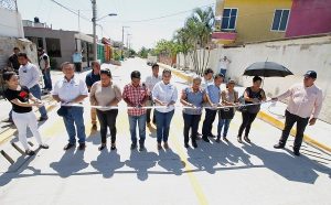 Entrega Centro inversión de 5 MDP en dos calles pavimentadas del fraccionamiento La Isla