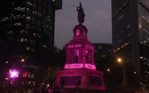 Ilumina GCDMX monumentos de morado por Día Internacional de la Mujer