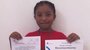 Recibe niña de 9 años reconocimiento de la UNAM al construir calentador solar