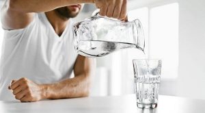 Porque es importante beber ocho vasos con agua al día