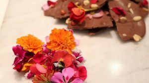 Cocina con flores comestibles y chocolate