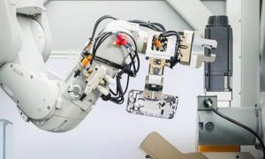 Robot Daisy destruye 200 Iphones por hora