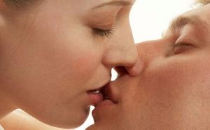 Celebran hoy día internacional del beso