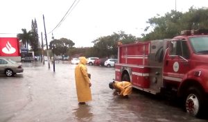 Atención emergente de Bomberos y Servicios Públicos para limpieza de rejillas por lluvias