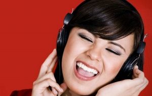 Uso de audífonos y ruido constante pueden ocasionar sordera prematura