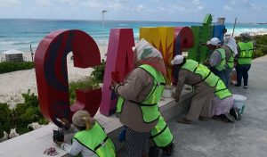 Brindan mantenimiento a “Parador Fotográfico Playa Delfines” en Cancún