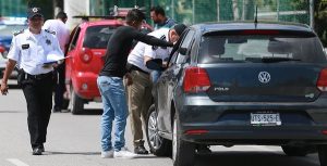 Continua Transito en Benito Juárez verificación de polarizados en automóviles