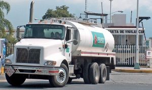 Pemex traslada combustible de una pipa a otra tras volcadura en carretera Huatusco, Veracruz