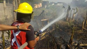 Protegen a familias por incendio en laguna El Negro