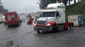 Unidades varadas por inundación en autopista Puebla – Córdoba
