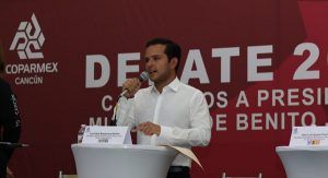 Sorprende Pablo Bustamante en el debate, frente a sus adversarios en Cancún