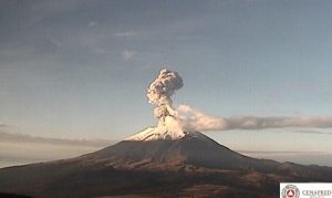 Reportan dos explosiones en el volcán Popocatépetl