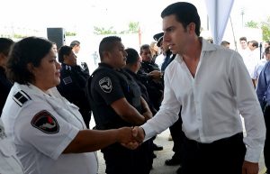 Apoya Remberto Estrada a la policía municipal de Benito Juárez
