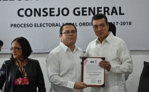 Entregan constancia de mayoría de gobernador electo en Chiapas a Rutilio Escandón