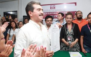 Recibe Evaristo Hernández constancia de mayoría