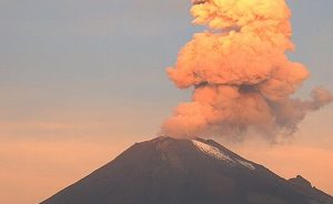 Popocatépetl emite fumarola de 2 kilómetros