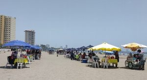 Vacacionistas disfrutan día caluroso en las playas de Veracruz