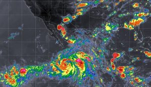 Los ciclones Ileana y John provocan lluvias en el occidente, centro y sur de México