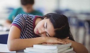 Jóvenes duermen en clase por uso nocturno del celular