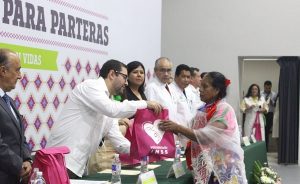 Entregan a parteras de Veracruz equipo para atender a embarazada durante el parto