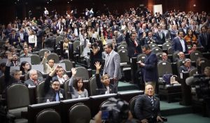 Aprueban Diputados Ley para bajar sueldo a servidor público