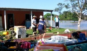 Evacúa personal de la Marina a tres adultos mayores en Tlacotalpan, Veracruz