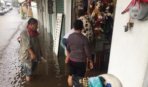 Continúa la lluvia en Catemaco, desbordamiento de la laguna deja calles inundadas