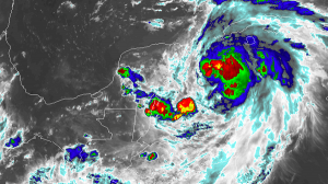 La Tormenta Tropical Michael se sigue fortaleciendo en la península de Yucatán