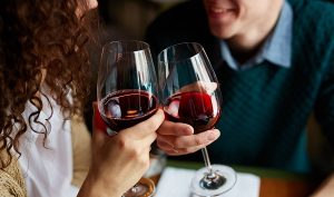 Tomarse unas copas con tu pareja ayuda a tener una relación feliz