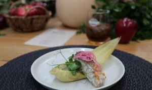 Cocina a la mexicana: Tamal gourmet en plato blanco