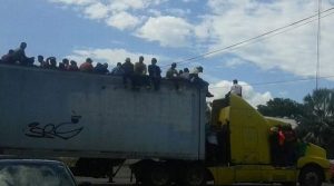 Contingente de migrantes avanza de Ciudad Isla hacia Córdoba, Veracruz; Puebla y CDMX