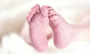 Dormir con bebés trae beneficios a padres e hijos, señala especialista