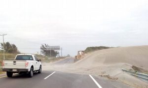 Dunas de arena afectan circulación en carretera 180 y 150 en Veracruz