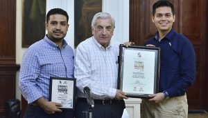 Entrega Núñez Premio al Mérito Académico