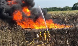 Continúan trabajos para controlar incendio en ducto de Cárdenas