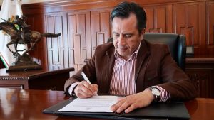 Cuitláhuac García firma decreto de subsidio del 100% a la tenencia vehicular en Veracruz