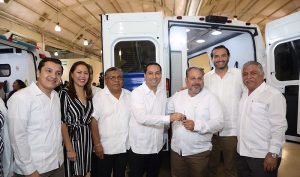 Mauricio Vila Dosal entrega ambulancias y equipo médico por 7.7 millones de pesos