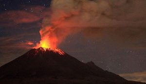 Volcán Popocatépetl registra fuerte explosión; genera fumarola de 2 km de altura