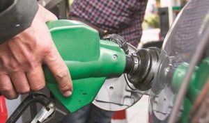 Precios de gasolina comienzan a bajar en algunas entidades de México
