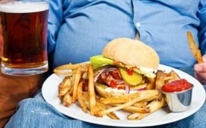 Malos hábitos arruinan el propósito de bajar de peso: Nutrióloga