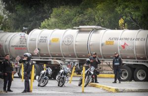 Policías escoltan pipas con gasolina y gasolineras