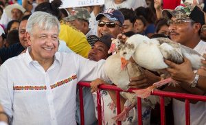 Regalan gansos a López Obrador en Candelaria, Campeche