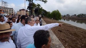 Supervisa Adán Augusto limpieza de malecones de Villahermosa