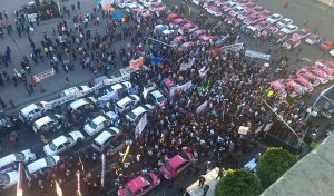 Taxistas protestan contra Uber y Cabify; cierran el Zócalo capitalino