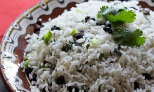 Comer arroz con frijoles proporciona los mismos beneficios que un bistec