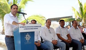 El Gobernador Mauricio Vila Dosal entrega apoyos por 40 millones de pesos a pescadores