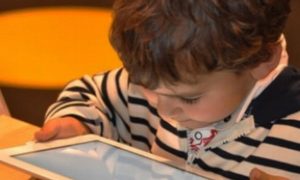 Aumentan casos de miopía en jóvenes y niños por exposición a pantallas