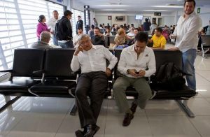 Atiende AMLO a ciudadanos en aeropuerto de CDMX